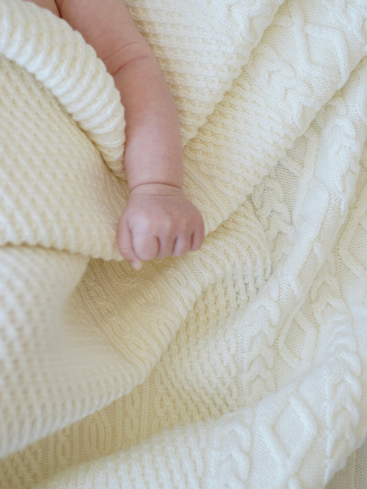 Aran Babydecke in Woll-Weiß