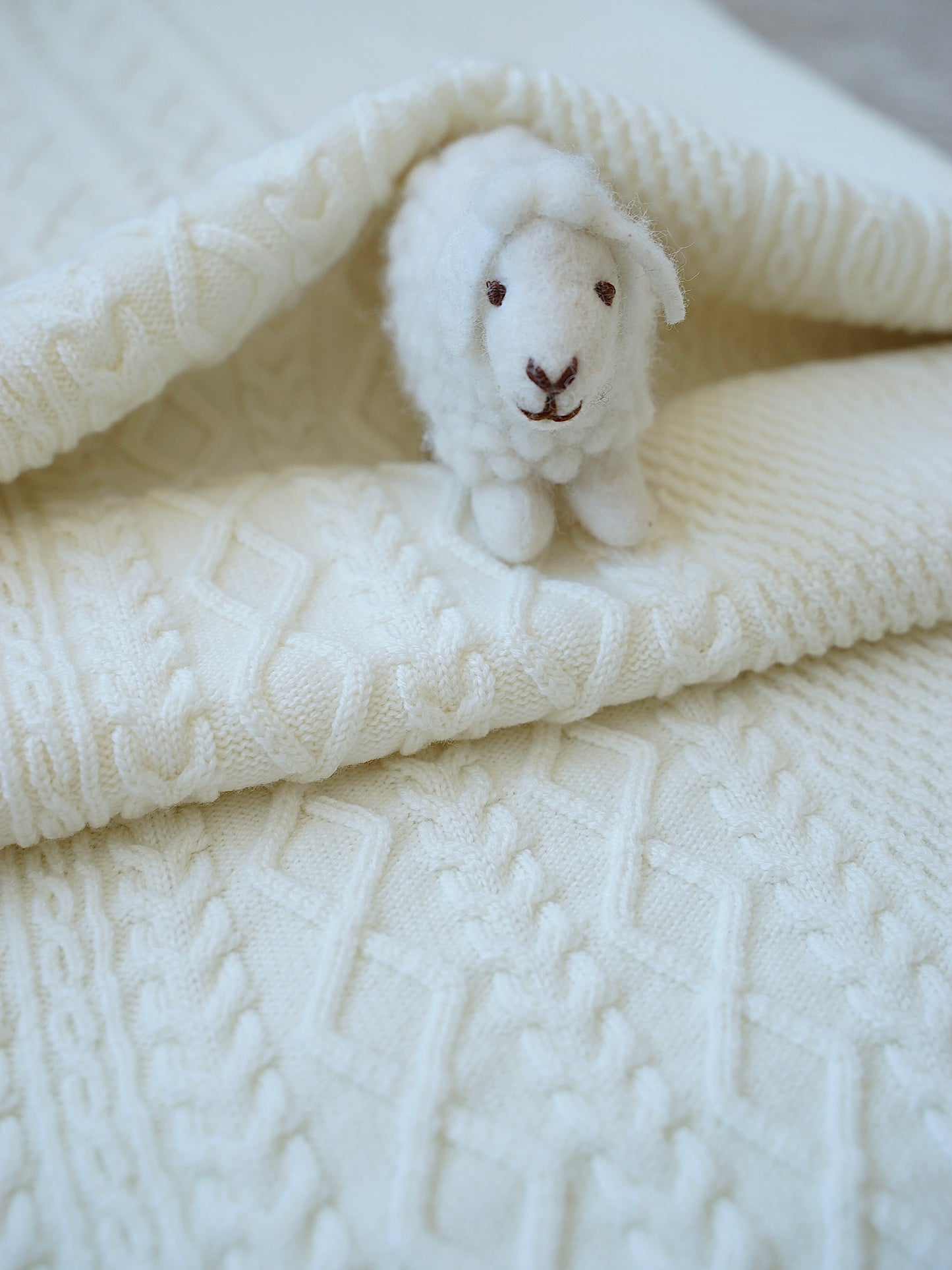 Aran Babydecke in Woll-Weiß